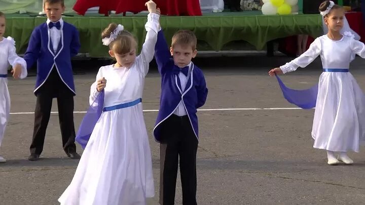 Видео детский вальс на выпускной. Детский вальс. Костюмы для вальса в садике. Вальс в детском саду. Костюм белого вальса для детей.