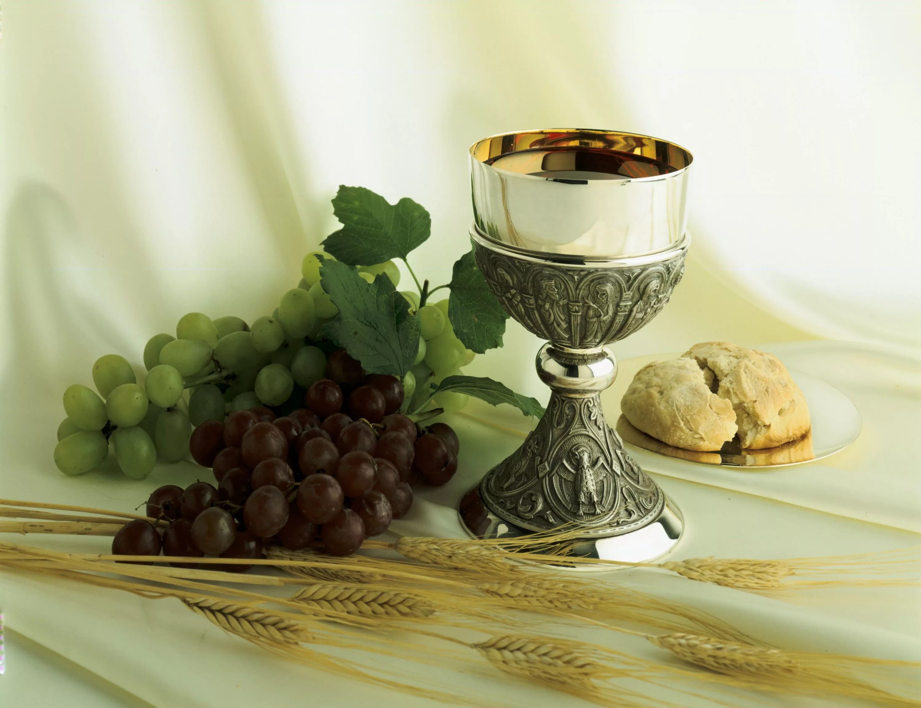 Хлебопреломление вечеря Господня. Вечеря Господня Причастие. Чаша с вином для причастия. Вечеря Господня хлеб и вино.