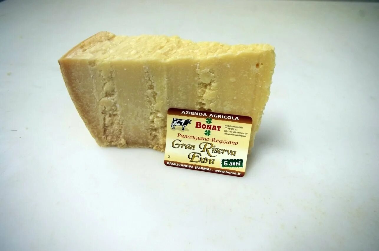 Сыр твердых сортов пармезан. Пармезан сорта сыра. Сыр твердый импортный. Импортные сыры. Сильно пахнущий сыр