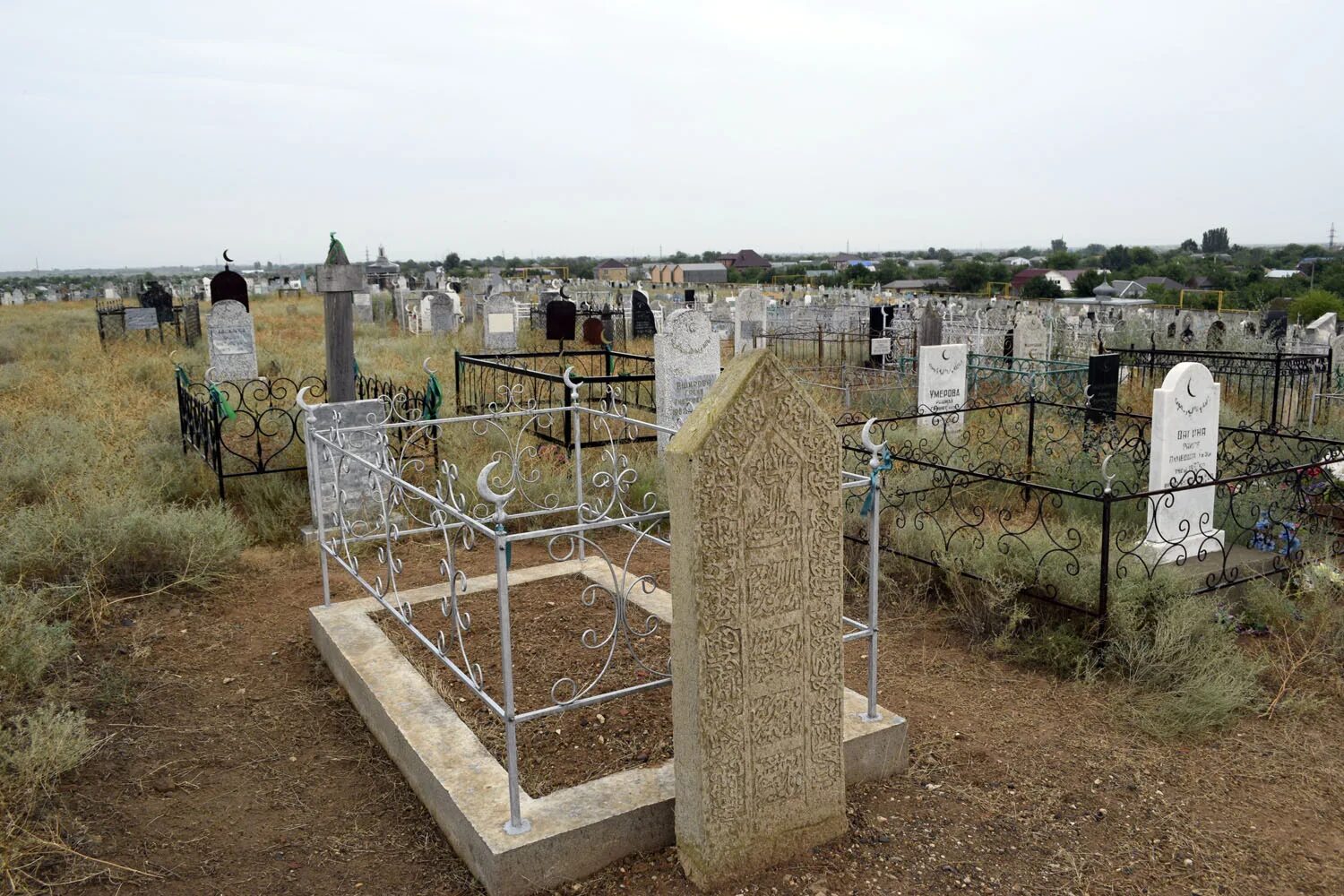 Памятники на мусульманском кладбище. Мазары на мусульманском кладбище. Мусульманское кладбище казань отары. Азадбаш, мусульманское кладбище. Подшиваловское мусульманское кладбище ижевск.