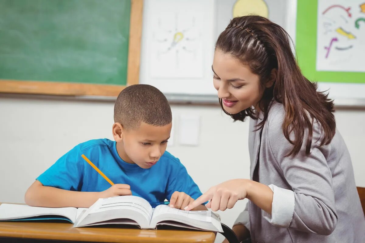 Holden comes to see his teacher. Учитель и ученик за столом. Учитель доволен учеником. Школьники за столом с учителем. Учитель контролирует.