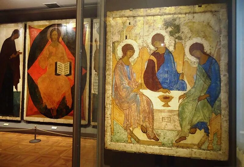 Троица рублева в третьяковской галерее. Троица рублева в третьяковской галерее. Галерея рублева. Иконы андрея рублева в третьяковской галерее. Галерея рублева.