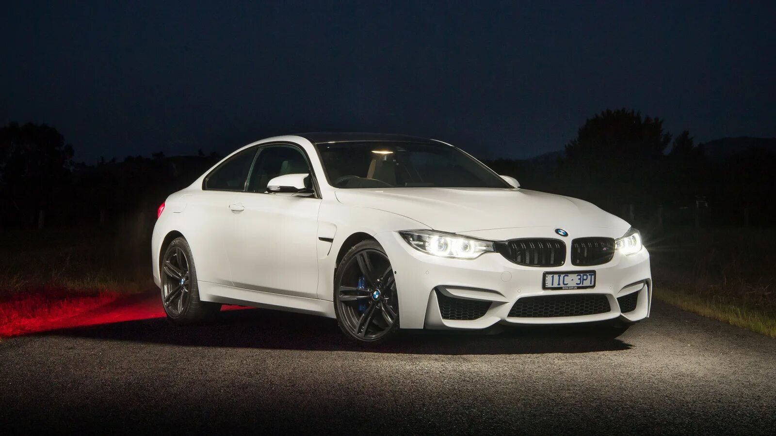 Бмв м4 обои. BMW m4 Coupe 2018. BMW м4 белая. BMW m4 f82 White. BMW m4 2018 белая.