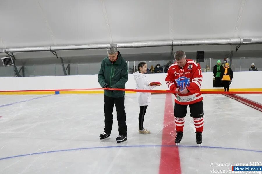 Каток миасс стадион труд. Открытый каток миасс. Каток озерск. Закрытый каток миасс стадион труд. Крытый каток миасс труд.