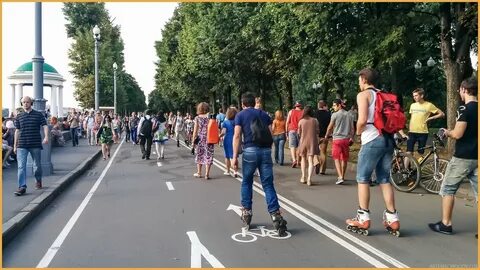 Люди ходят по тротуару