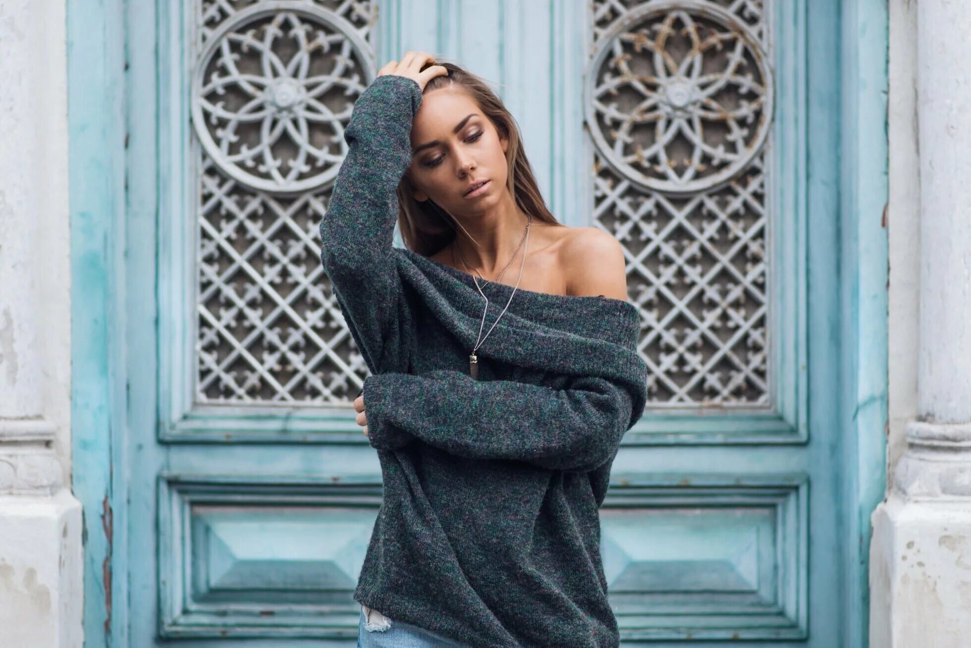 Michaela isizzu свитер. Девушка задирает футболку. Кейт николс в лифчике. Подняла кофту. Красивая девушка в свитере.