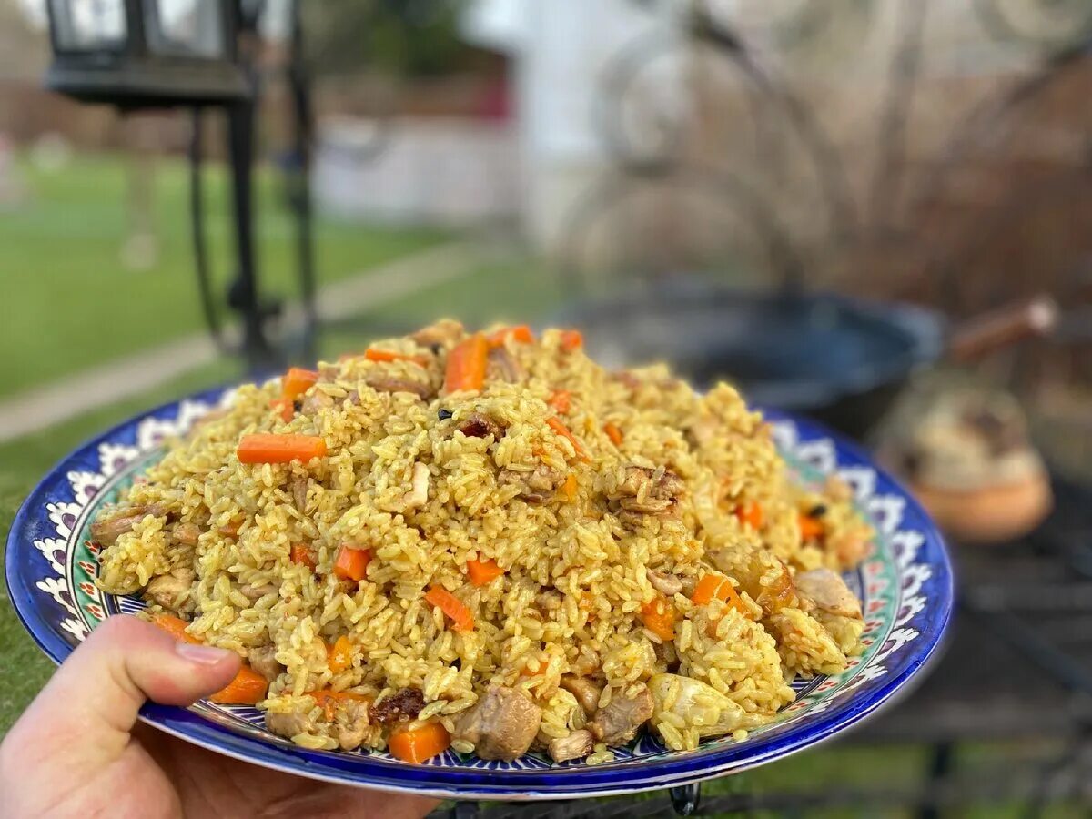 Приготовить плов из курицы в кастрюле. Узбекский плов Ситора. Плов в казане в Узбекистане. Узбекский плов Kazane. Тагора плов.