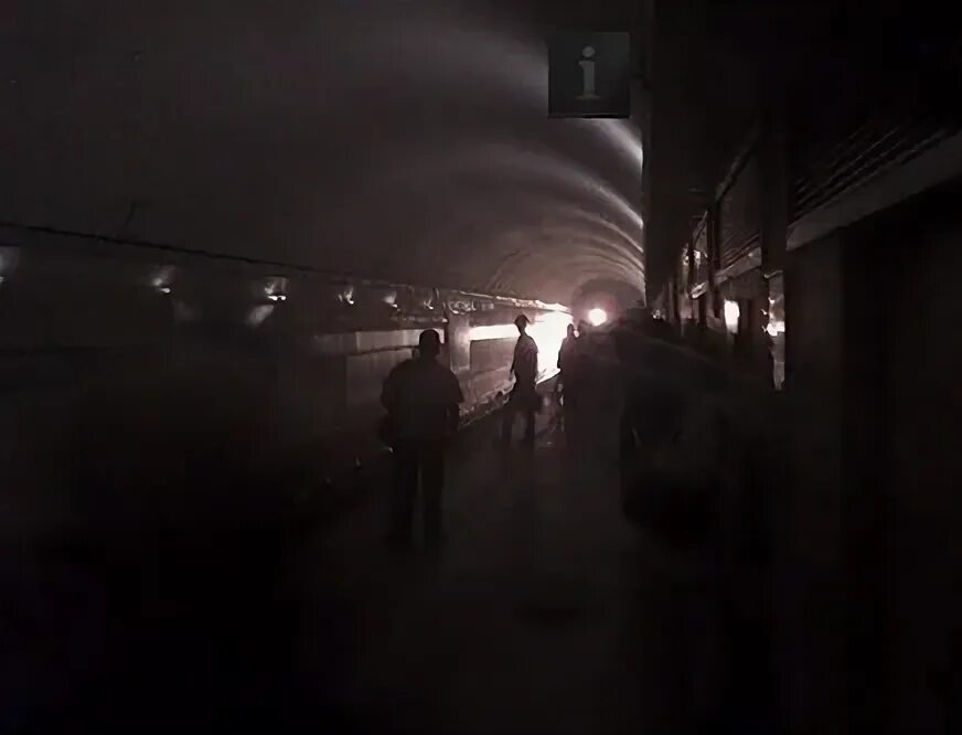 В москве отключили свет. Блэкаут метро 2005. Метро без света. Блэкаут тоннелей. Свет в метро.