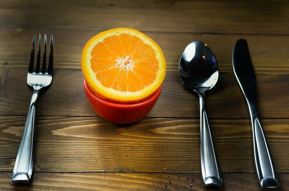 Ложки на поминках. Вилка для еды. Ложка с едой. Ложка на столе. Оранжевая еда.