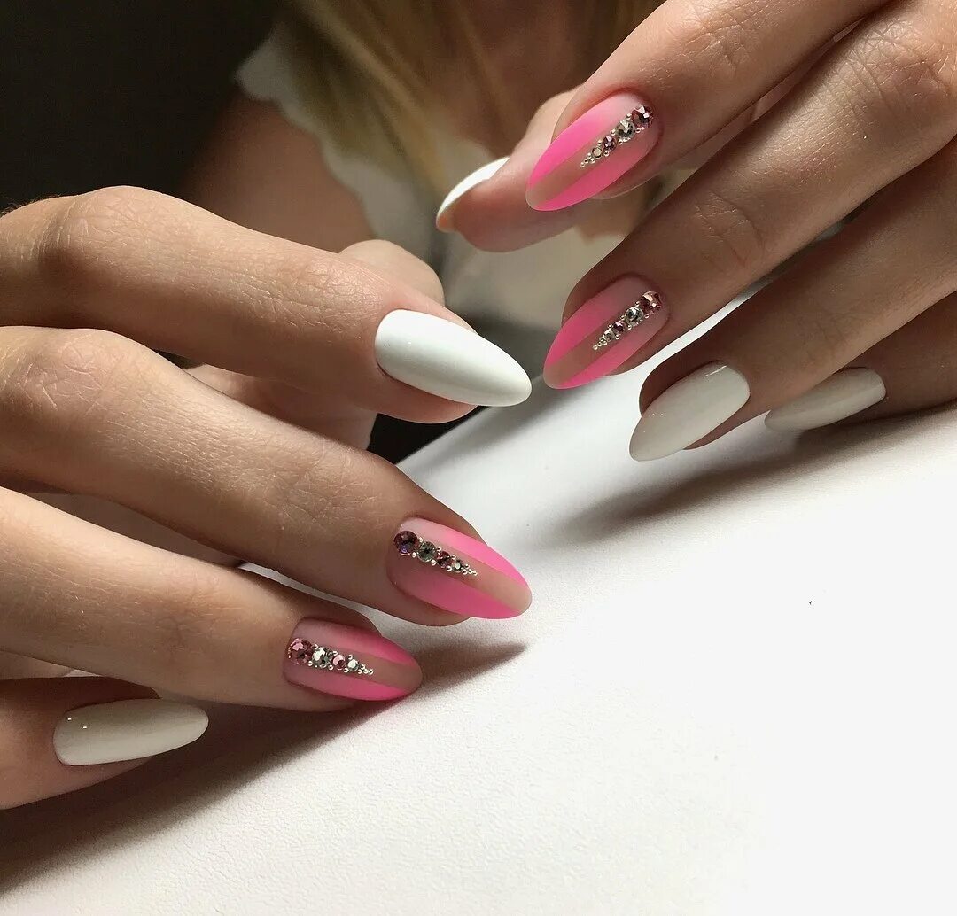 разноцветные ногти миндальной формы.