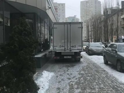 Разгрузка на тротуаре