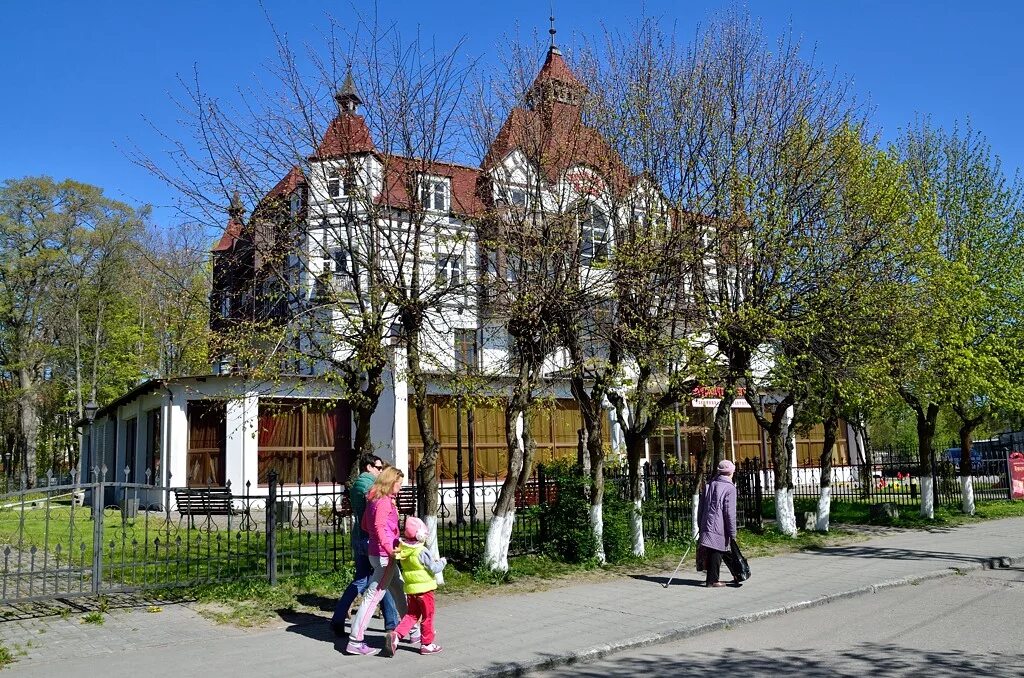 Водоканал зеленоградск. Курортный проспект в Зеленоградске Калининградской области. Здание администрации кранца Зеленоградска Калининградской области. Кранц отель в Зеленоградске Калининградской. Пригород Калининграда Зеленоградск.