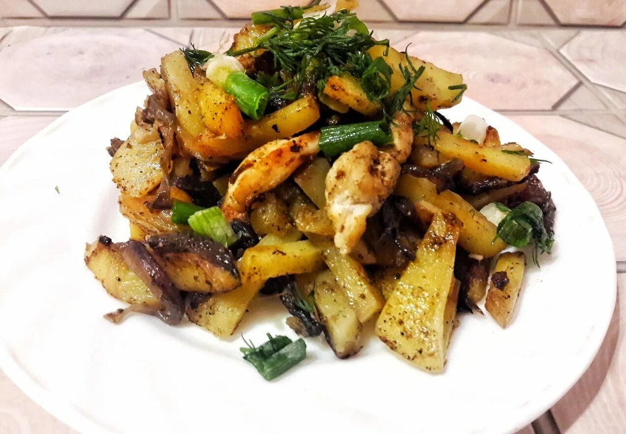 Жарен картошка с грибами. Картошка с грибами. жареная курица с картошкой. картофель жареный с грибами. жареная картошка с курицей на сковороде.