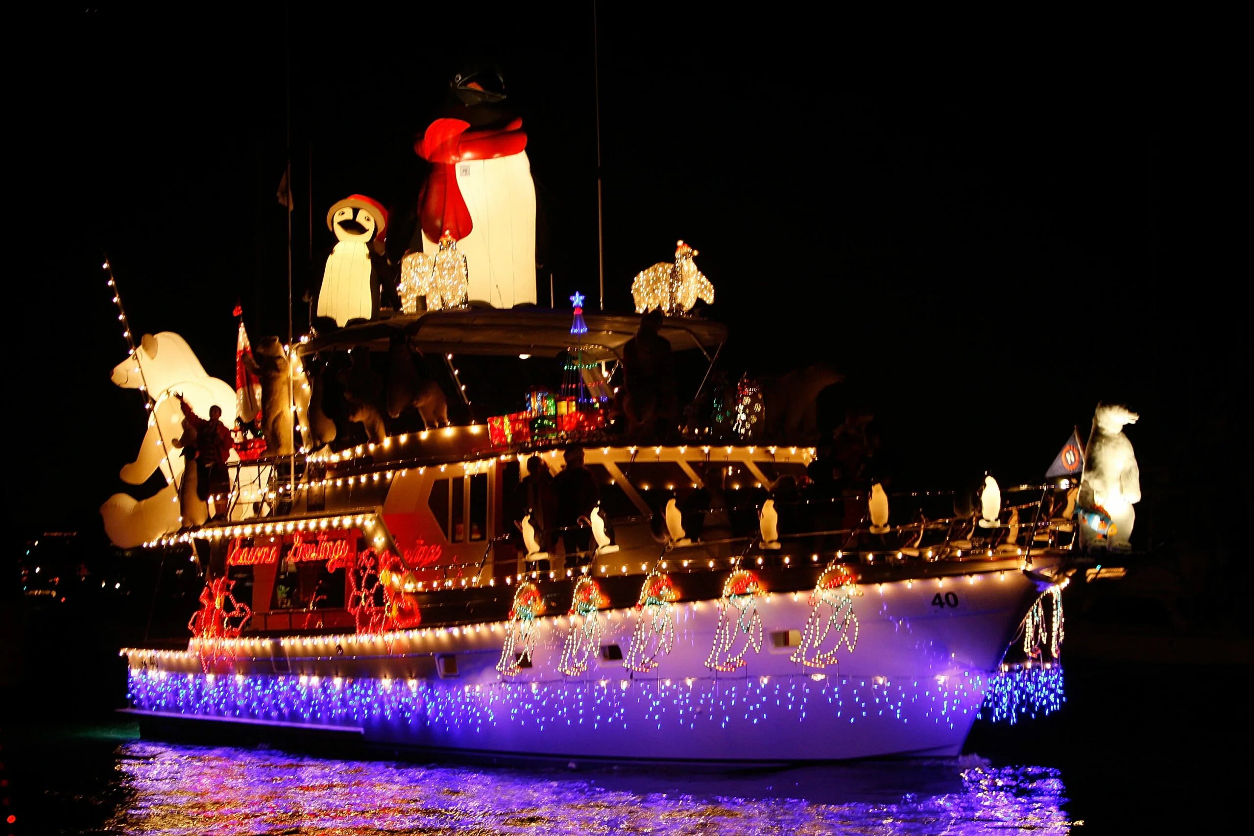 Корабли украшены. Рождество корабль. Новый год на корабле. Новогодний корабль. Новогодняя яхта.