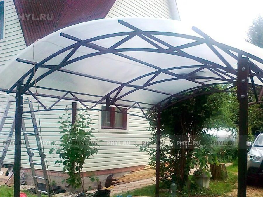 Навес из поликарбоната для петуний. Премиум навесы для автомобилей. Длинные навесы во дворе. Навесы премиум. Навес.