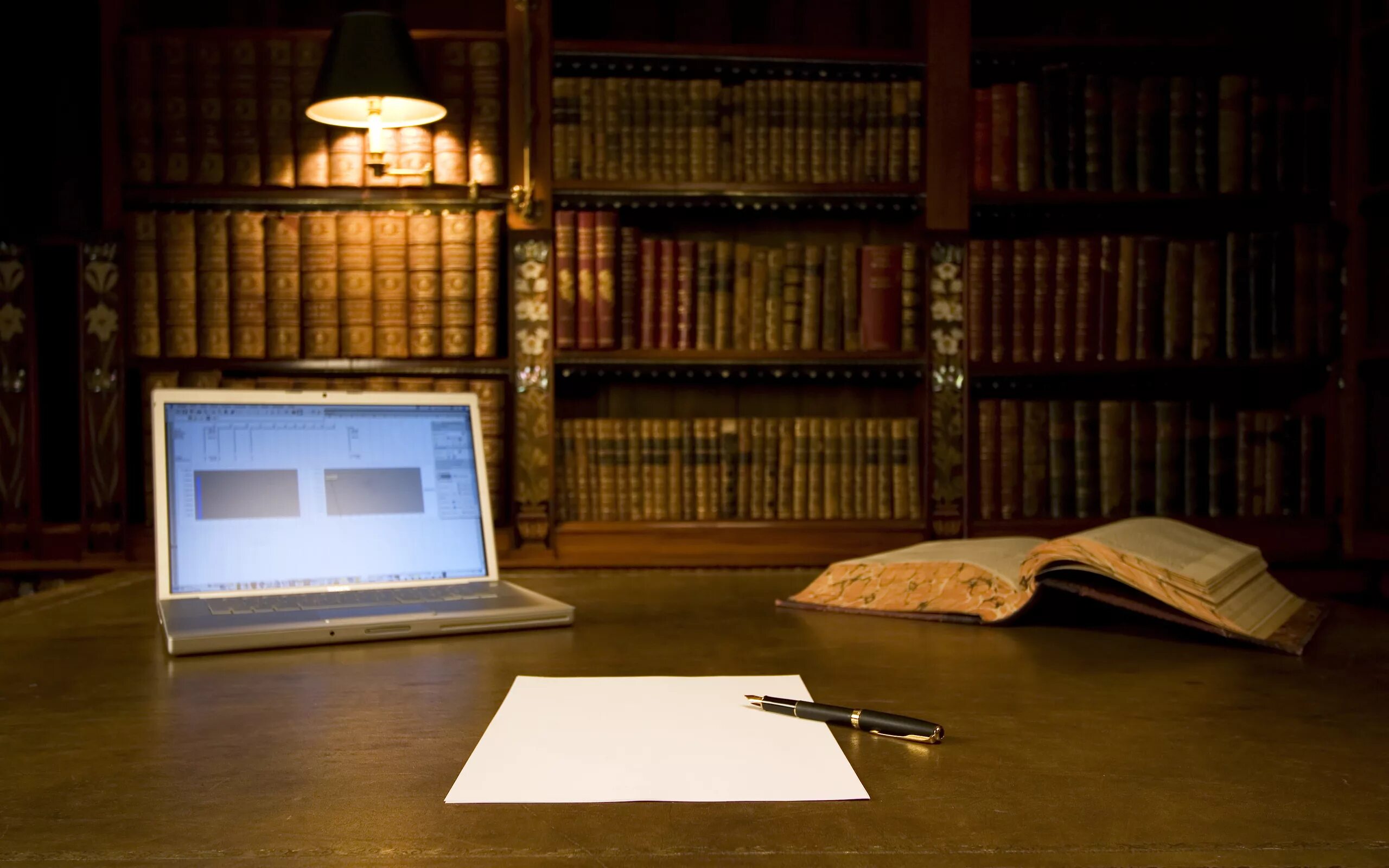 Письменный стол писателя. Библиотека фон. Компьютеры в библиотеке. Обои на рабочий стол книги.