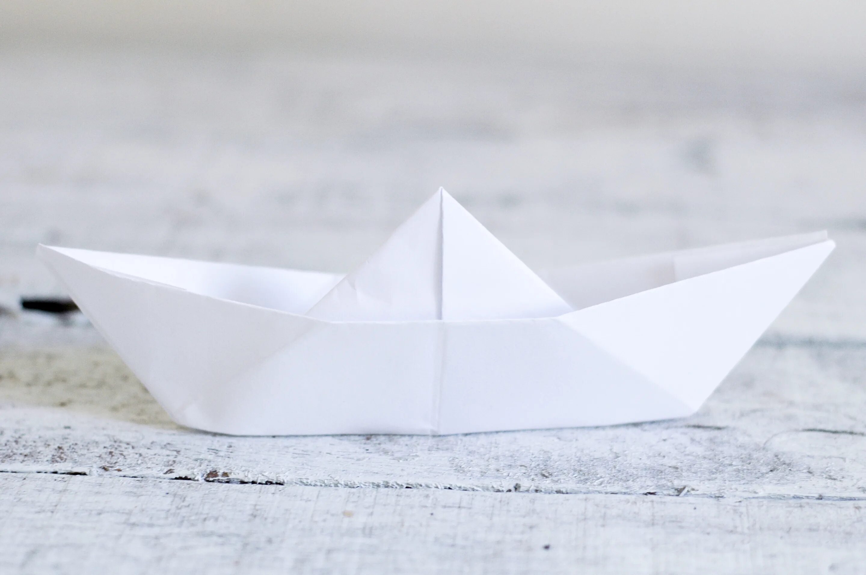 Бумажный кораблик. Бумажный кораблик. Paper ships. Голубой бумажный кораблик. Бумажный кораблик вид сбоку.