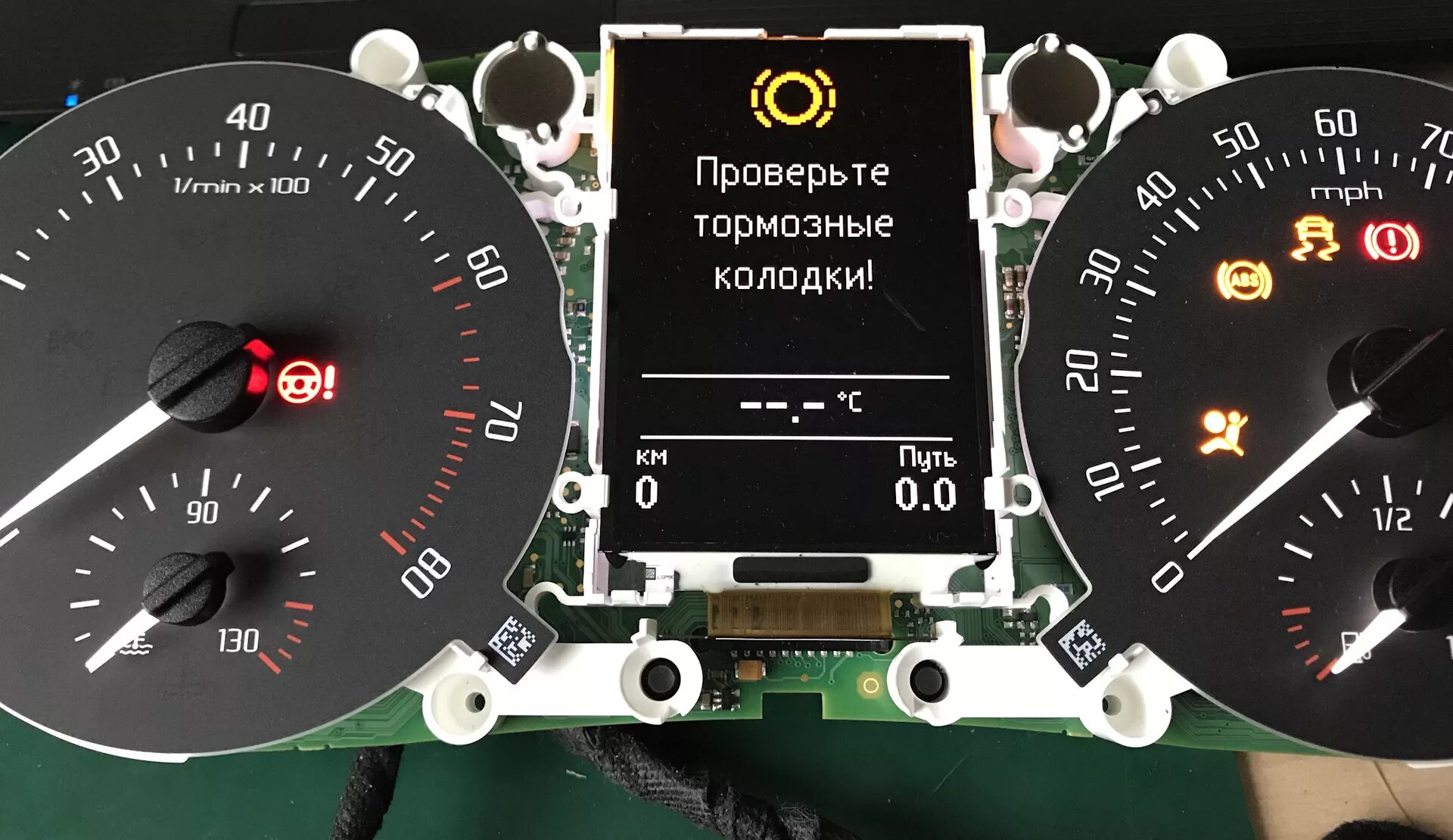 Индикатор торможения. Индикация тормозной жидкости w202. Индикатор тормозной жидкости фольксваген туарег. Brake индикатор. Бмв индикатор тормозной жидкости.