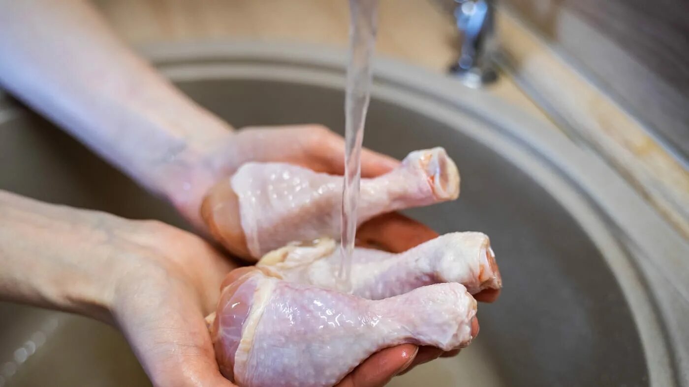 Оттаивание мяса на крюке. Мыть мясо во сне. Мыть мясо во сне. Мыть мясо во сне. Продукты перед готовкой.