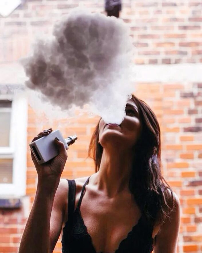 Вэйп электронная сигарета Smoke. Курящая девушка. Девушка с сигаретой. Девушка с ВЕЙПОМ.