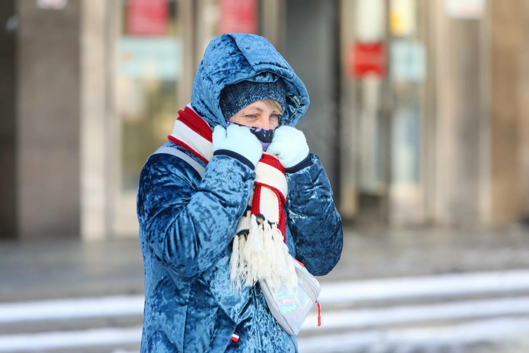 Сильный мороз в городе. Люди зимой на улице. Морозы в Москве. Похолодание в Москве. Холод в Москве.