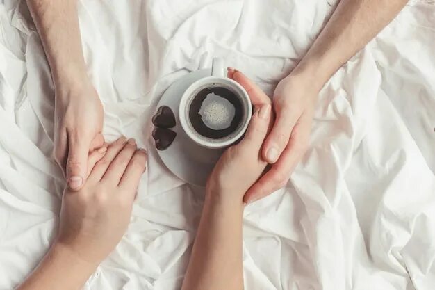 Кофе в постель девушке. Кофе в постель для любимого мужчины. Кофе в постель для любимой девушке. Гифка кофе в постель девушке.