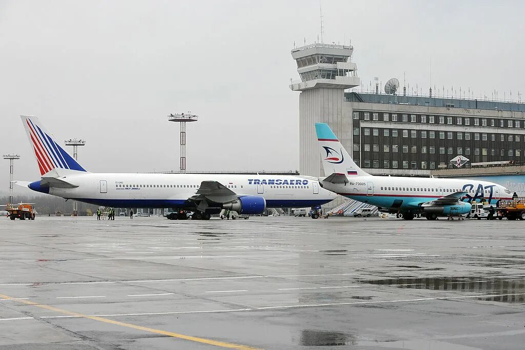 Su 1712 москва хабаровск. Посадка в хабаровске аэропорт. Старый международный аэропорт хабаровск. Хабаровск сочи самолет. Рейс su 1713 москва хабаровск.