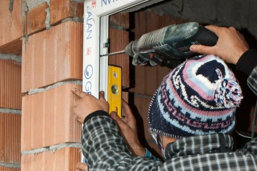 Установить окна в кирпичных домах. Установка пластиковых окон своими руками. крепление пластиковых окон. монтаж пластиковых окон своими руками. установить пластиковое окно своими руками.