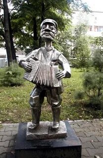 Памятник гармонисту