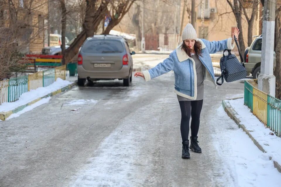 Там сейчас прохладно. Похолодание. Последствия гололеда. Апрельское похолодание. Апрель похолодало.