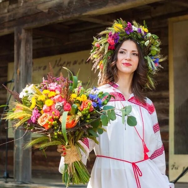Девушка славянка. Венок на праздник ивана купала. Купальский венок на ивана купала. Из чего плетут венки на ивана купала. Из чего плетут венки на ивана купала.