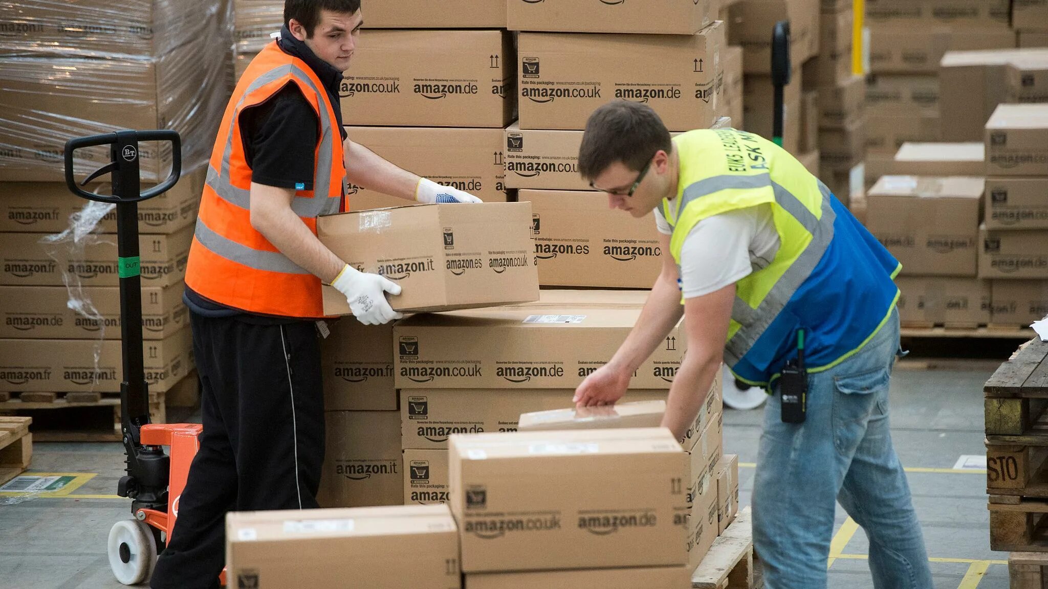 Амазон посылка. Фасовщик с ежедневной оплатой. Фасовщик на склад. Грузчик на склад. Упаковщик на склад.