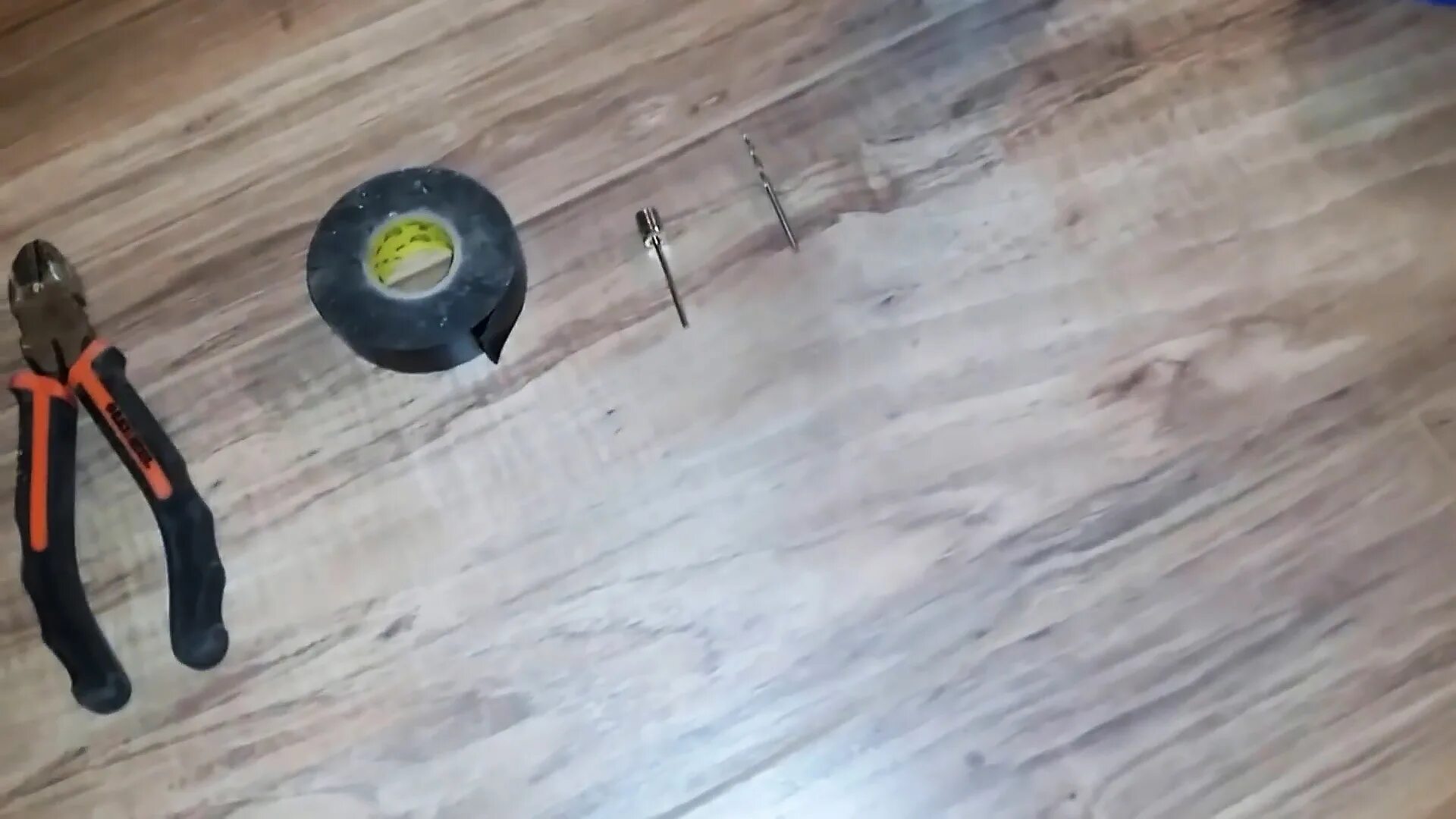 Скрипин ламинат пустота внутри. Устранить скрип паркета. Инструмент для демонтажа ламината. Пустоты под ламинатом. Монтажная пена пола.