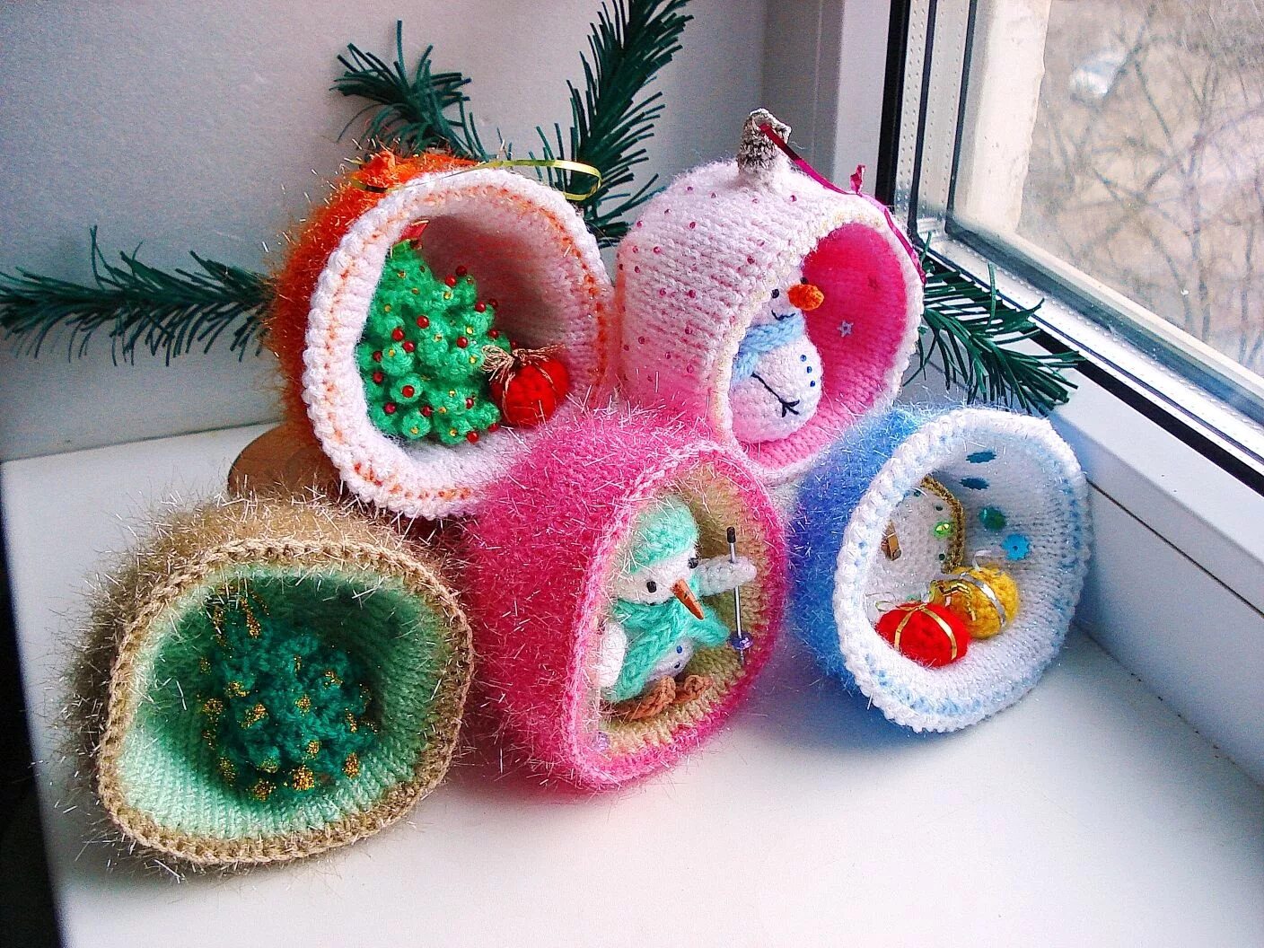 Игрушки на елку крючком. Вязаные елочные игрушки крючком. Вязаные игрушки на елку. Вязаные новогодние игрушки. Вязаные игрушки на елку.