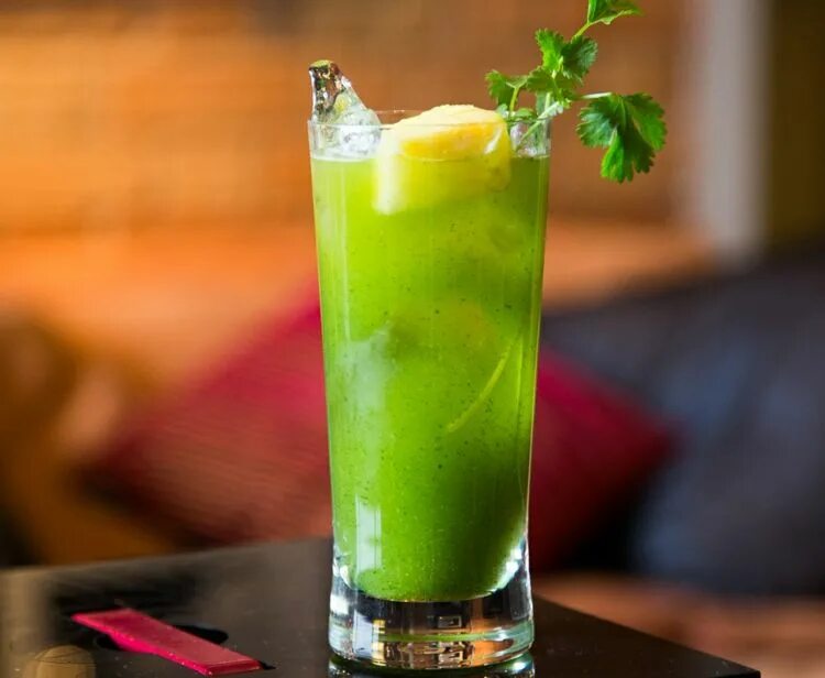 Простые коктейли с текилой. Gin Fizz коктейль. Абсент коктейль. Juice Lime абсент. Зелёная миля коктейль абсент.