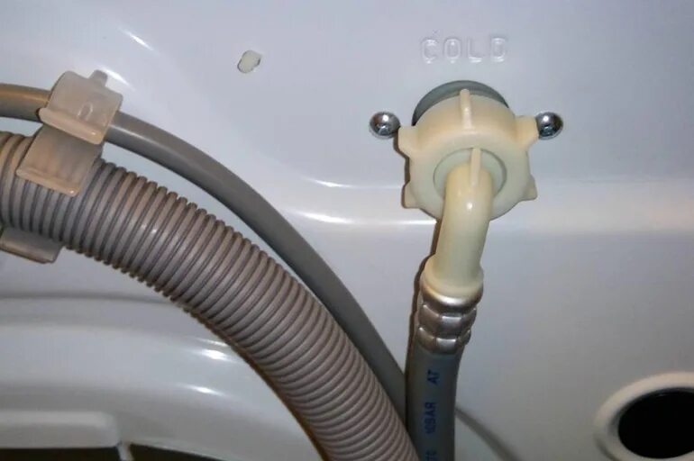 Набирается вода стиральную машину индезит