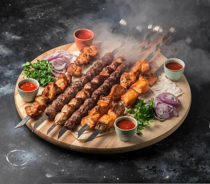 Хоровац армянский шашлык. В кафе шашлык люля кебаб. Ассорти из шашлыков. Хоровац кебаб. Шашлык на 10 человек.