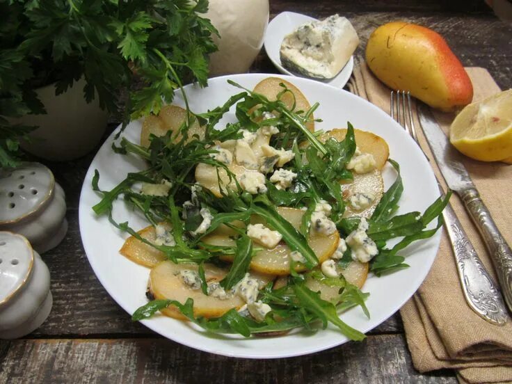 Салат с карамелизированной грушей и рукколой и сыром. Салат руккола груша сыр. Салат руккола авокадо. Карамелизированная груша для салата. Салат руккола с грушей.