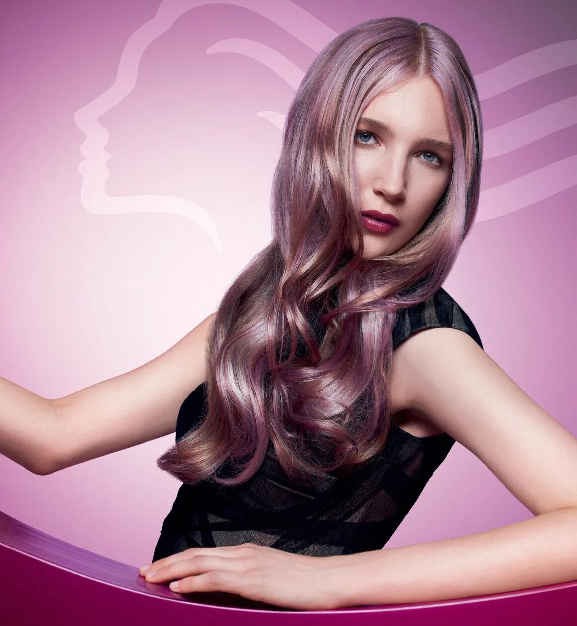 пейтон с красными волосами. красивый цвет волос. яркое окрашивание волос. разноцветные пряди. эстель бургунди махагон.