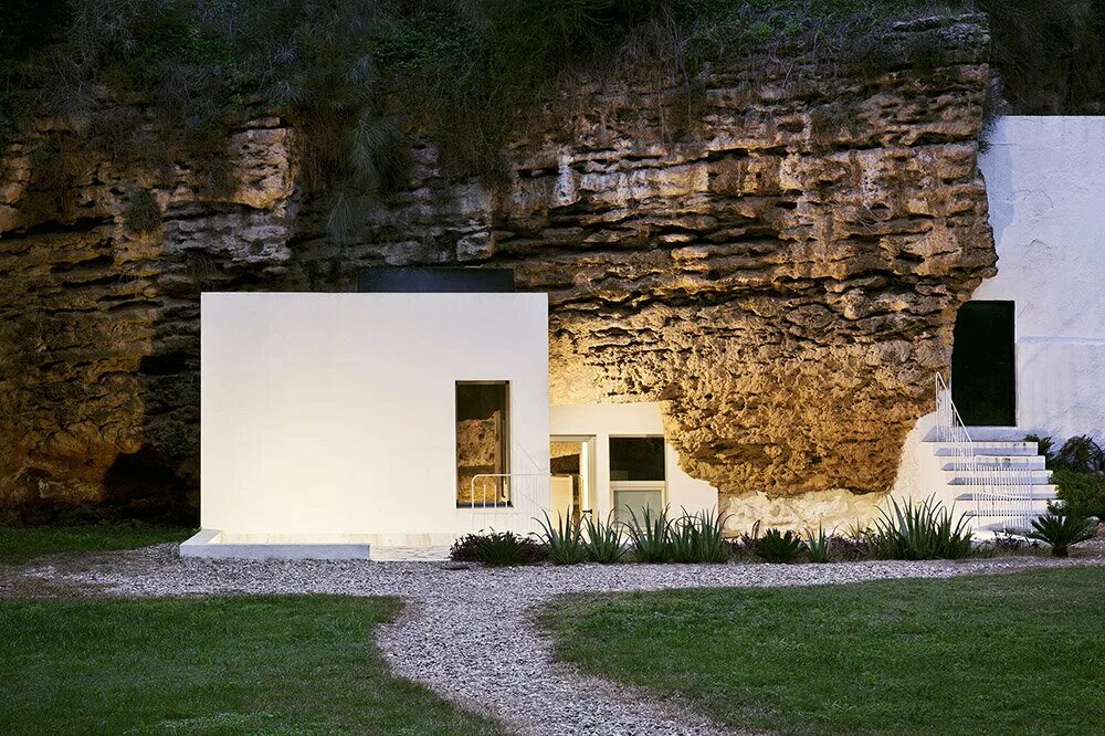 Современные скалы. Cave House в Испании. Дом в скале. Дом в пещере. Современные дома пещеры.