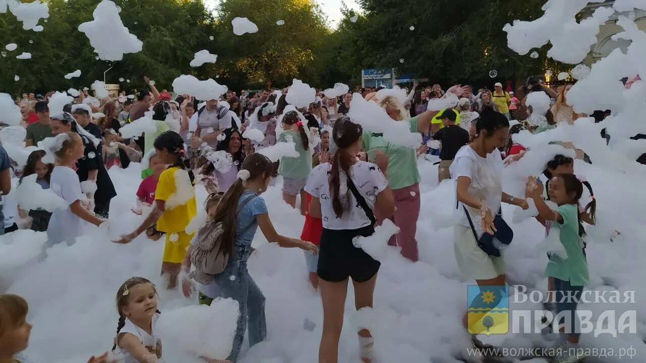Салюты и фейерверки. Город волжский день города. День города в волжском 2023. Парк солнечный волжский. День города волжск 2022.