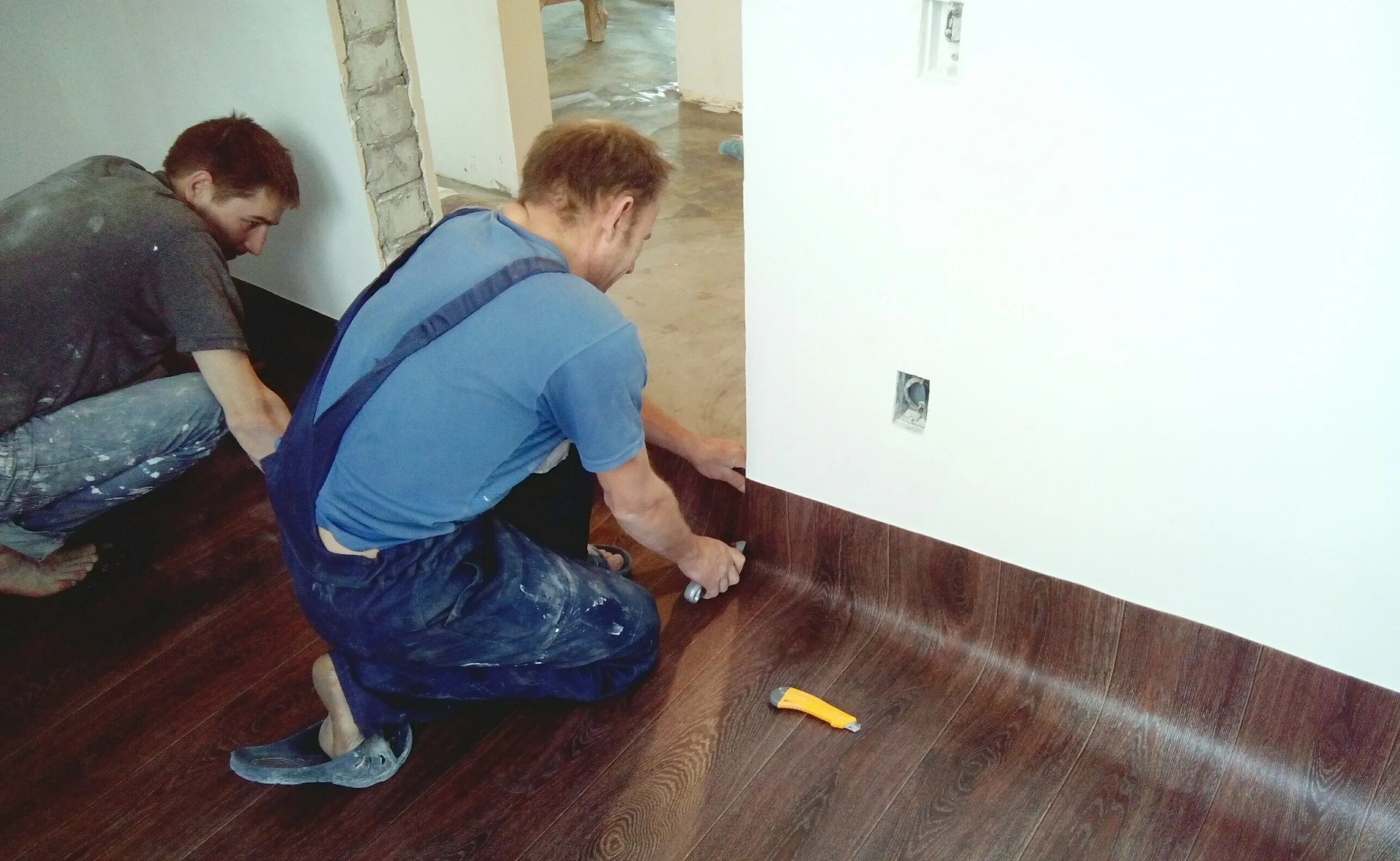 Как убрать волны на линолеуме после укладки. Линолеум в ванной. Работы по шлифованию неровностей напольных покрытий polov. В вашей комнате мама решила поменять линолеум. Как стелить линолеум в однокомнатную квартиру.