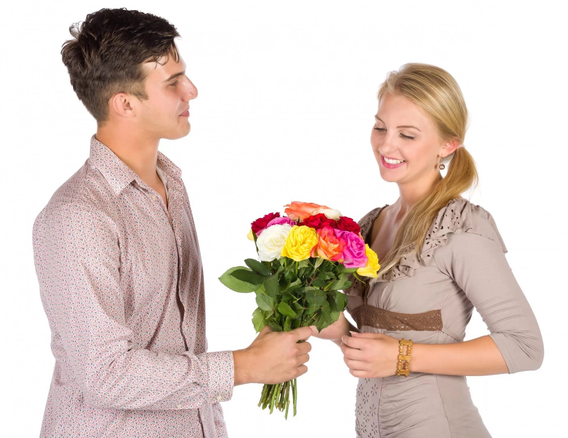 Какие цветы принято дарить на 8. Мужчина дарит цветы. Парень дарит девушке цветы. Мужчина дарит цветы женщине. Девушке дарят цветы.