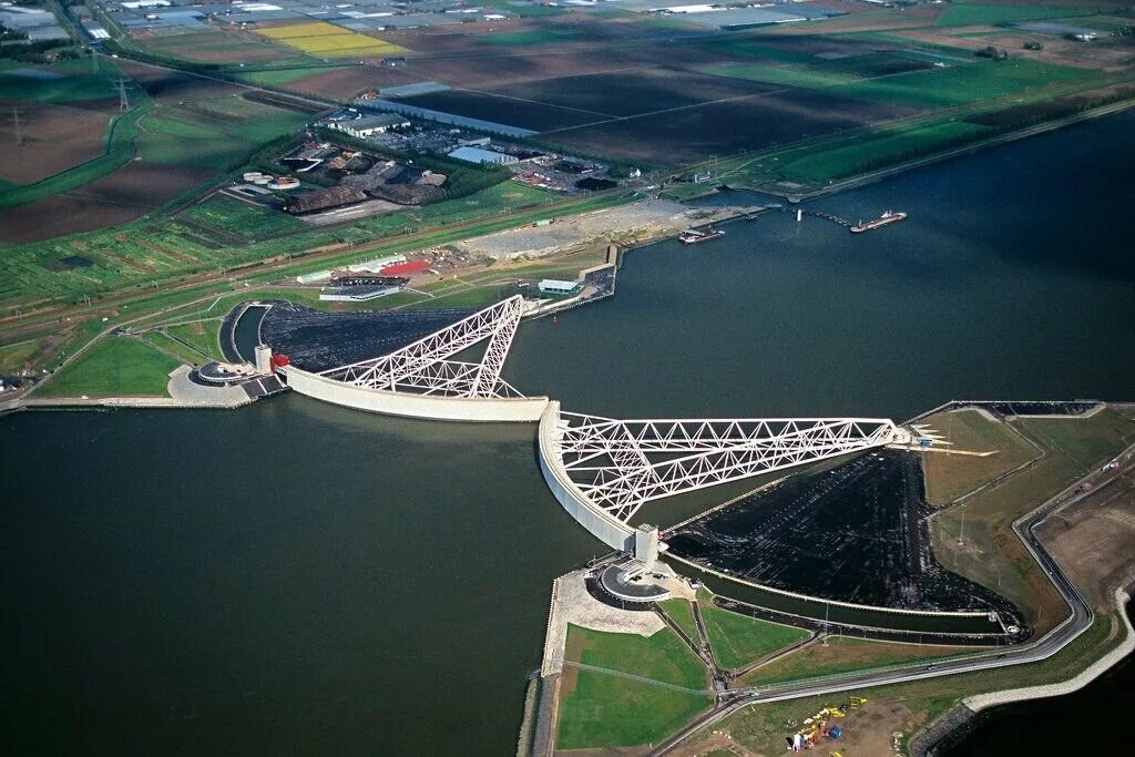 Река ниже уровня моря