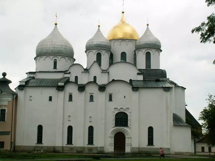 Какие памятники были в 11 веке. Каменное здание Софийского собора в Новгороде.