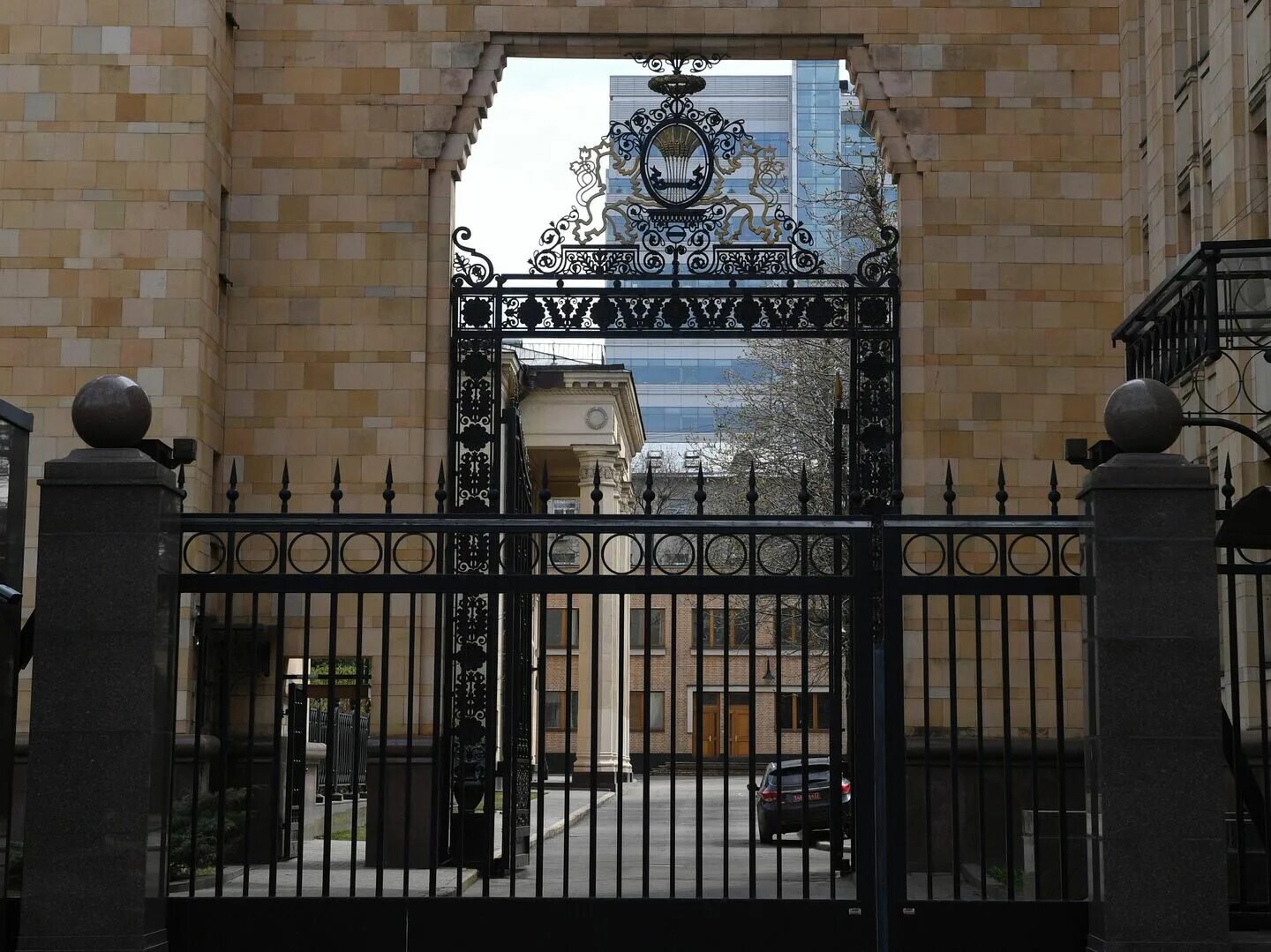 Охрана американского посольства в москве. Работа в посольстве в москве. Работа в посольстве в москве. Посольство сша в казани. Посольство израиля в санкт-петербурге запись на прием.