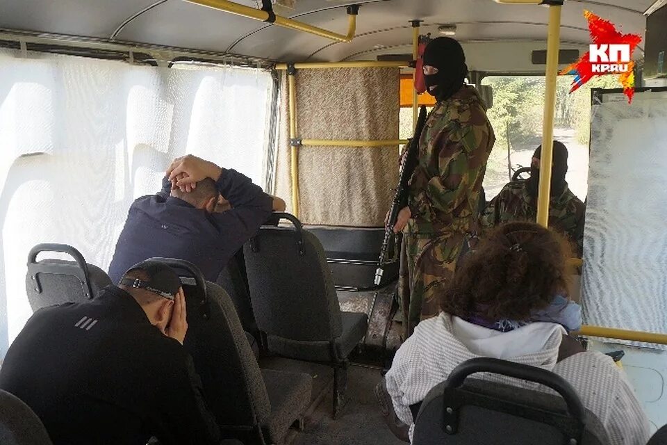 Террористы в автобусе с детьми. Захват автобуса террористами. захват заложников в автобусе.
