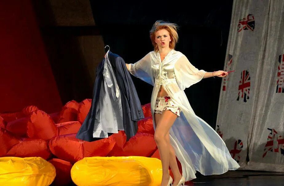 Валерия федорович шикарная свадьба. Шикарная свадьба спектакль дк зуева. Шикарная свадьба спектакль театр комедии. Валерия федорович шикарная свадьба. Робин хоудон шикарная свадьба.