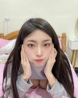 6upoker)給 小 腰 屁 屁 版 面."仙 女 妍 妍 兒"露 背 裝 真 理 褲 有 夠 辣.超 翹 蜜 桃 藏 不......