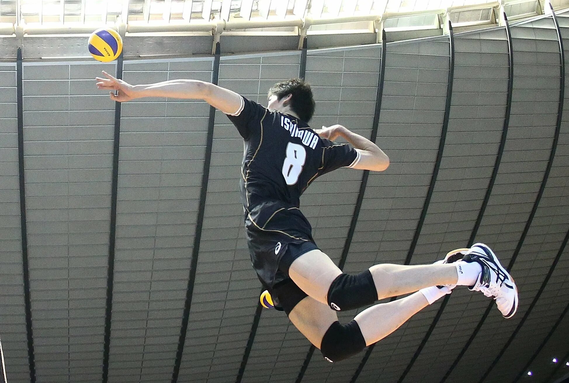 Атака мяча в волейболе. Томохиро Ямамото волейбол. Yuki Ishikawa волейболист. Миша чемкарёв волейбол. Соуза волейболист.